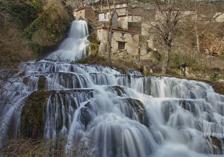 El pueblo atravesado por una asombrosa cascada de 25 metros de altura