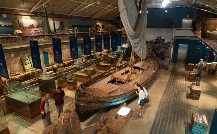 Imagen principal - En la foto superior, el Museo de Pesca de Palamós. Debajo, a la derecha, uno de los rincones con encanto de Pals. A la izquierda, el faro de San Sebastián, en Palafrugell