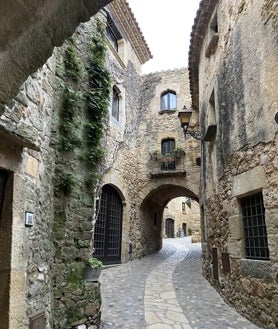 Imagen secundaria 2 - En la foto superior, el Museo de Pesca de Palamós. Debajo, a la derecha, uno de los rincones con encanto de Pals. A la izquierda, el faro de San Sebastián, en Palafrugell