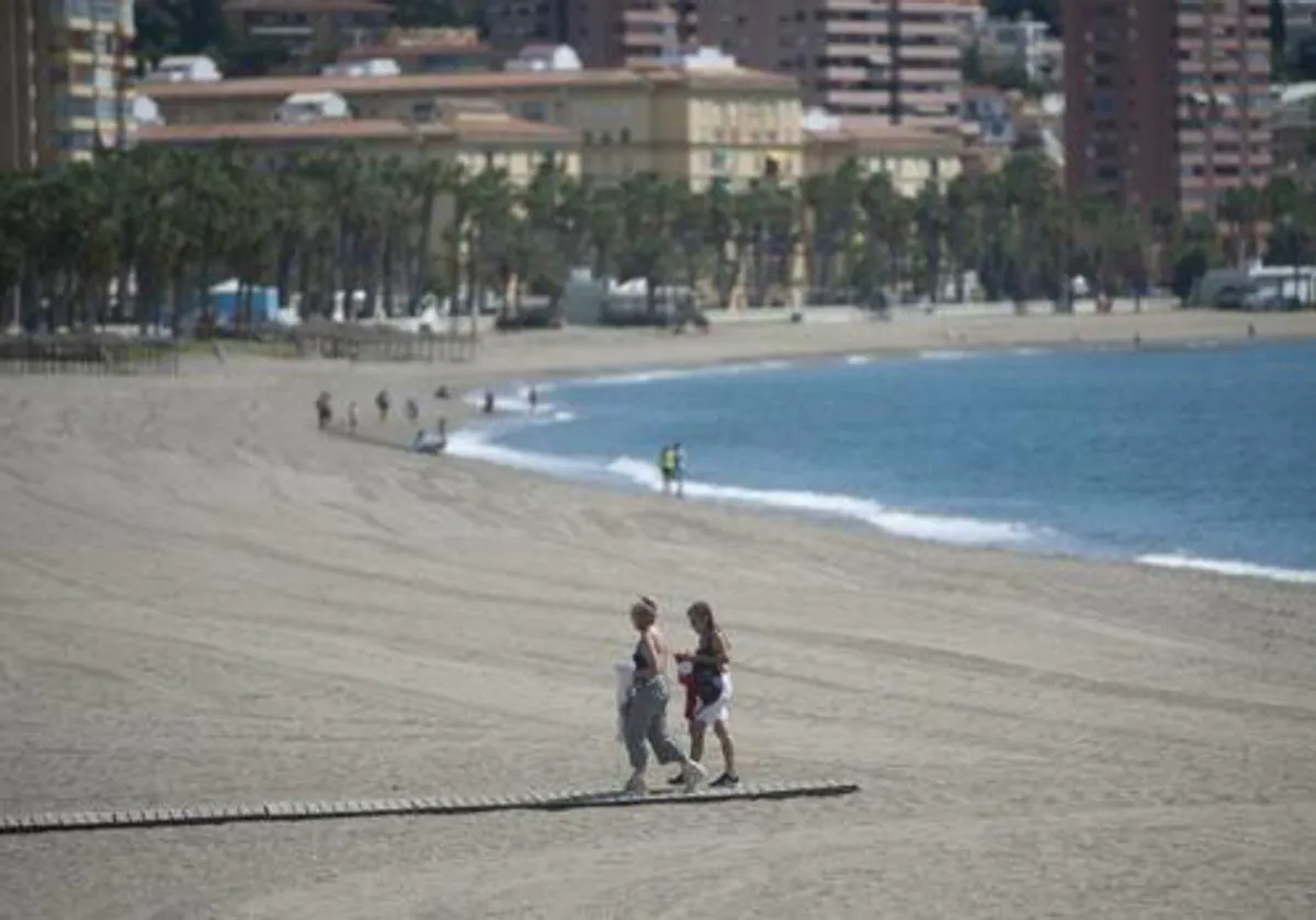 Las mejores playas de Málaga capital para disfrutar del mar sin tener que  coger el coche