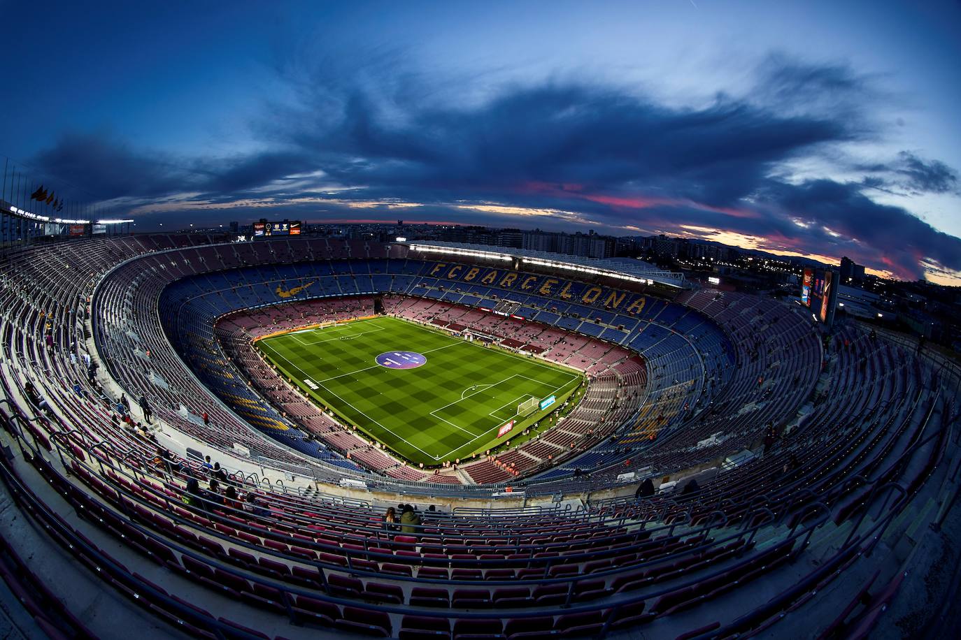 En la decimoséptima posición está el Camp Nou, con 142.171 reseñas. Del 11 al 20, estas son las atracciones más populares: Energylandia, en Polonia; London Eye, en Londres; Palacio de Buckingham, en Londres; Castillo de Praga, en la República Checa; Europa-Park, en Alemania; Puente de Rialto, en Venecia; Camp Nou, en Barcelona; Museos Vaticanos, en Ciudad del Vaticano; Puerta de Brandeburgo, en Berlín; Puente de Carlos, en Praga.