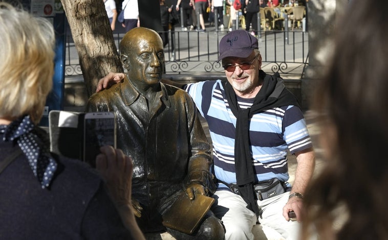 Imagen principal - En la foto superior, la estatua de bronce de Picasso en la plaza de la Merced. Debajo, a la izquierda, la rebotica donde el padre de Picasso era tertuliano habitual. A la derecha, su casa natal, hoy centro de exposiciones