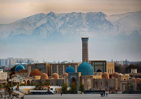 Imagen secundaria 1 - En la foto superior, el Mausoleo Shah i Zinda (en persa 'Rey Viviente'). Lo más llamativo es una estrecha calle donde se alzan a ambos lados veinte suntuosos edificios de los siglos XI al XIX. A la izquierda, el Complejo Silk Road Samarkand con el telón de fondo de los Montes Fann de la cordillera de Pamir. A la derecha, una quimera (monstruo imaginario) a la entrada de Buyuk. 