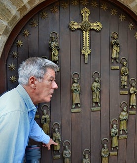 Imagen secundaria 2 - Arriba, el Puente de San Cayetano, en Potes (Cantabria). Sobre estas líneas, a la derecha, Pedro Álvarez, cronista oficial de Liébana, en la Puerta del Perdón, en Santo Toribio de Liébana, a tres kilómetros del pueblo. A la izquierda, la Torre del Infantado, en Potes.