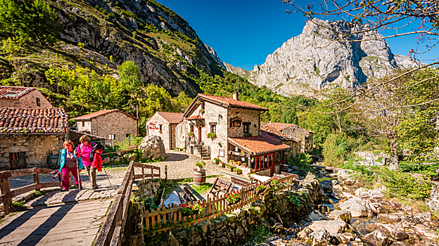Senderistas en el puente de acceso a La Villa