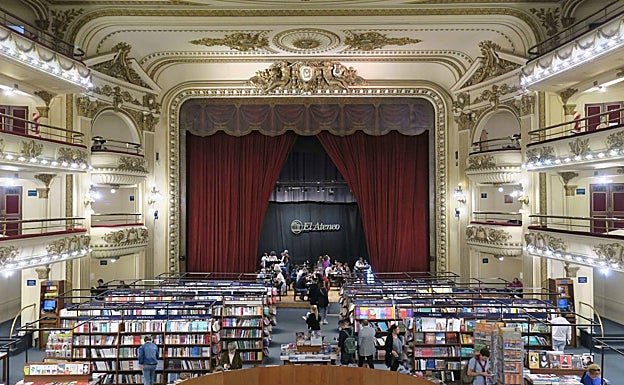 El escenario recuerda el antiguo uso del edificio