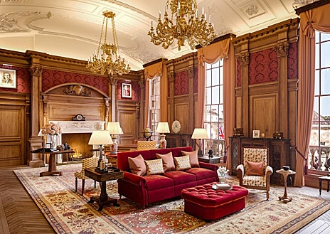 Imagen secundaria 1 - En la foto superior, la escalera principal del nuevo hotel Raffles London at The OWO. Sobre estas líneas, a la izquierda, The Haldane Suite. A la derecha, el baño de una de las habitaciones.