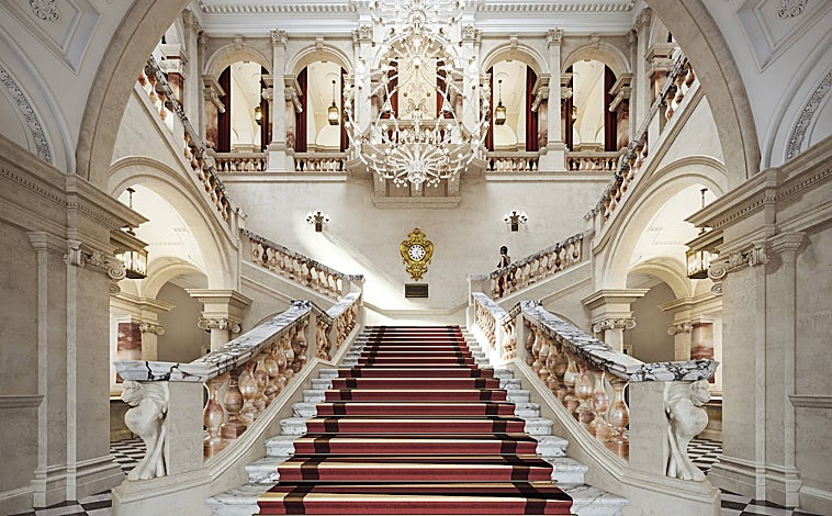 Imagen principal - En la foto superior, la escalera principal del nuevo hotel Raffles London at The OWO. Sobre estas líneas, a la izquierda, The Haldane Suite. A la derecha, el baño de una de las habitaciones.