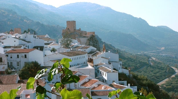 Vista de Zuheros con el castillo al fondo