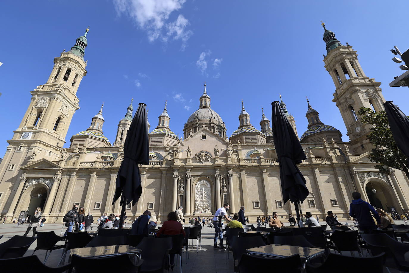 Catedral-Basílica de Nuestra Señora del Pilar. Reseñas: 32.909. Según una antiquísima tradición, la basílica se construyó en el mismo lugar en el que la Virgen se apareció al apóstol Santiago, que se encontraba predicando a orillas del Ebro. La actual basílica del Pilar es la herencia de sucesivas construcciones reemplazando al templo gótico de 1.515 que, a su vez, sucedió al románico destruido por un incendio en 1.443. Dos de las cúpulas, la del Coreto y la Regina Martyrum, fueron pintadas por la joven mano del genial Francisco de Goya. 