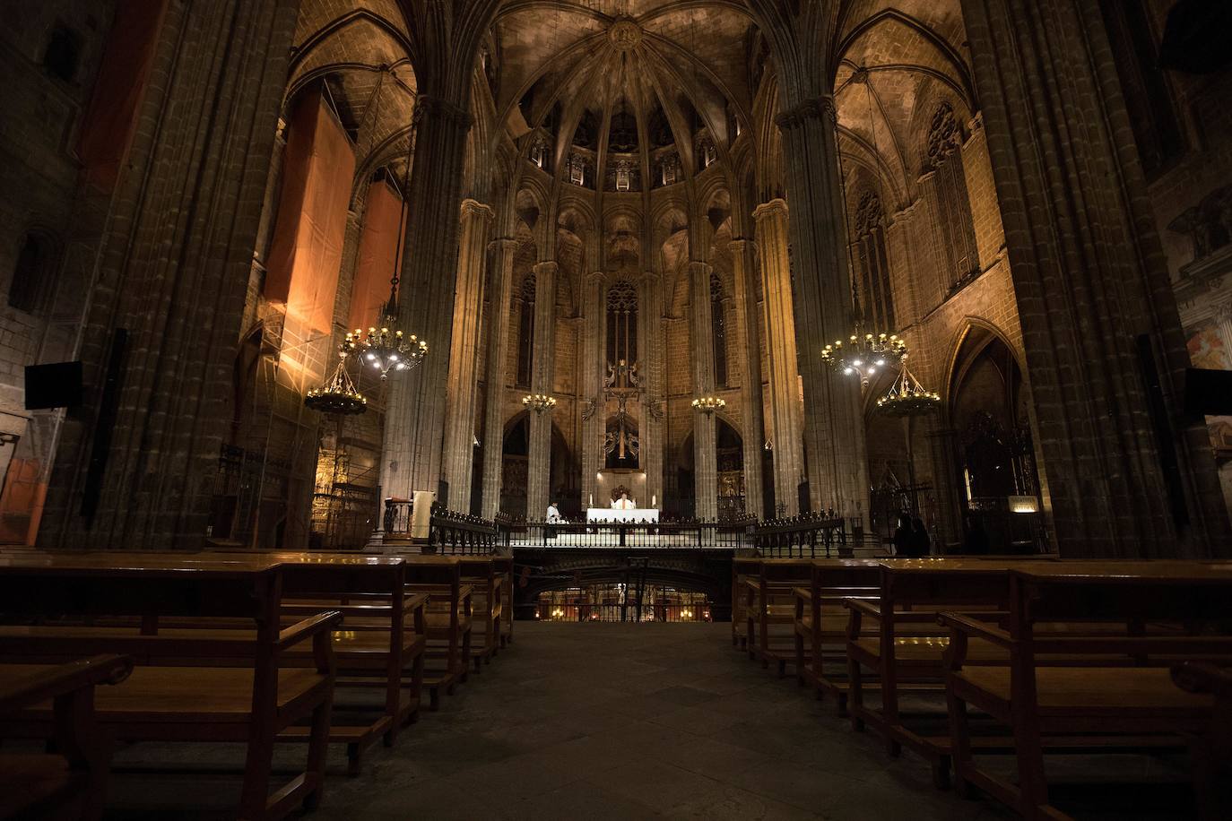 Catedral de Barcelona. Reseñas: 58.297. La Santa Iglesia Catedral Basílica Metropolitana de la Santa Cruz y Santa Eulalia tiene tres naves, pero con una sola ábside y deambulatorio, o girola. El claustro es de estilo gótico y fue construido entre los siglos XIV y XV. A través de la capilla de los Santos Inocentes, al lado de la puerta de San Ivo, se puede acceder a las terrazas con ascensor.