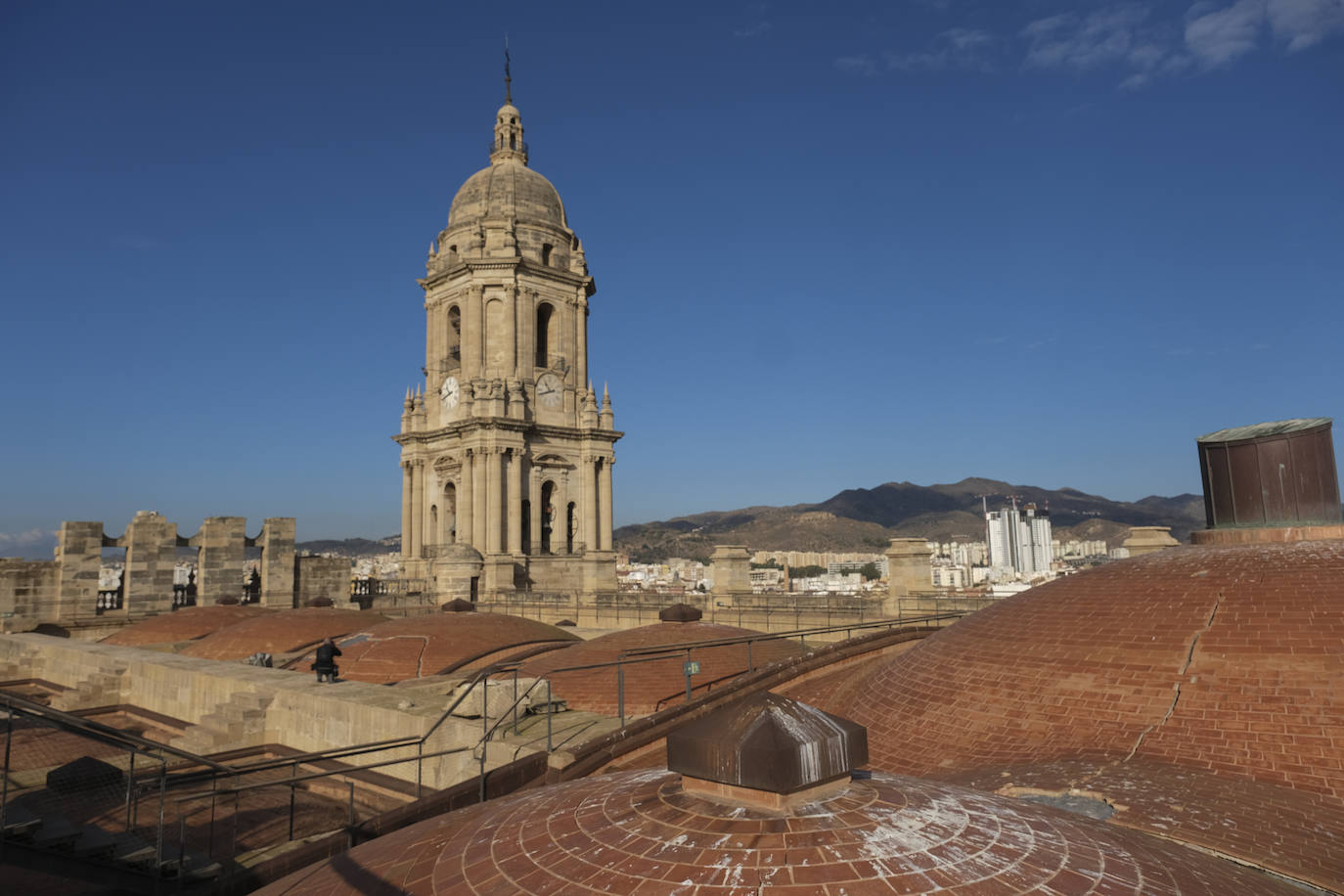 Catedral de Málaga. Reseñas: 23.176. Otra joya del Renacimiento español, aunque en su estructura pueden apreciarse rasgos del gótico y del barroco. demás de admirar el coro realizado por Pedro de Mena y el Tesoro Catedralicio, los visitantes pueden visitar las cubiertas de la catedral (en la foto).
