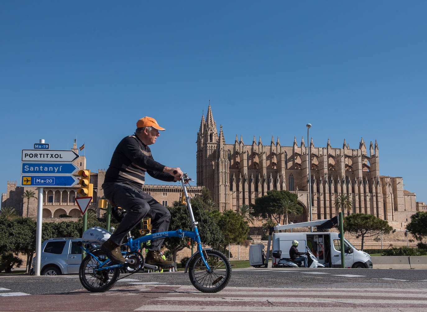 Catedral de Mallorca. Reseñas: 40.062. La Catedral de Mallorca empezó su construcción en el siglo XIII y se concluyó en la década de 1630. Esta joya del gótico mediterráneo es una de las catedrales más altas de Europa, ya que su nave central mide aproximadamente 44 m. Uno de los momentos más especiales para visitarla es el 2 de febrero y el 11 de noviembre, ya que ambos días, y durante tan solo unos minutos, es posible presenciar el espectáculo lumínico que regalan sus rosetones , cuando la luz del sol naciente atraviesa las 1.116 piezas de cristal del rosetón mayor y proyecta su reflejo debajo del rosetón menor, ubicado en la fachada opuesta.
