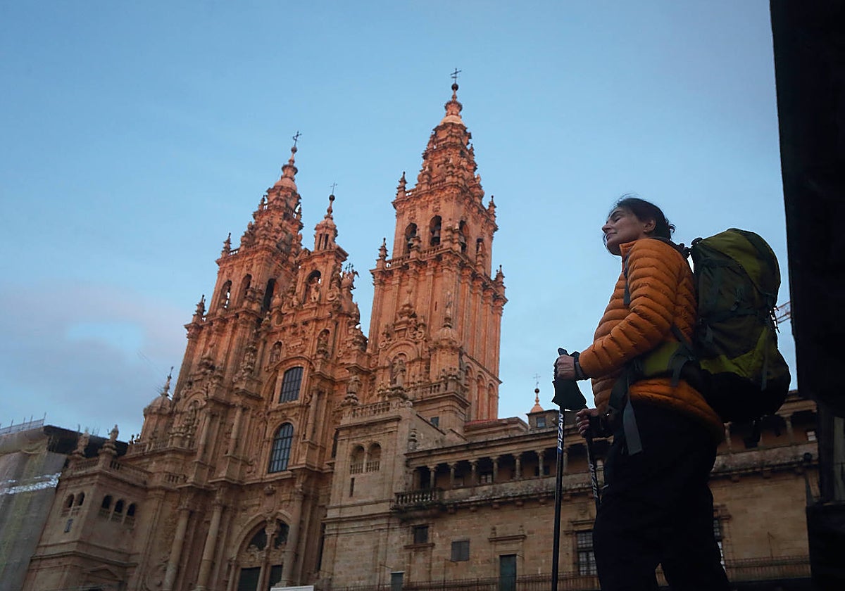 Una peregrina al final del Camino, en la Plaza del Obradoiro, junto a la catedral de Santiago