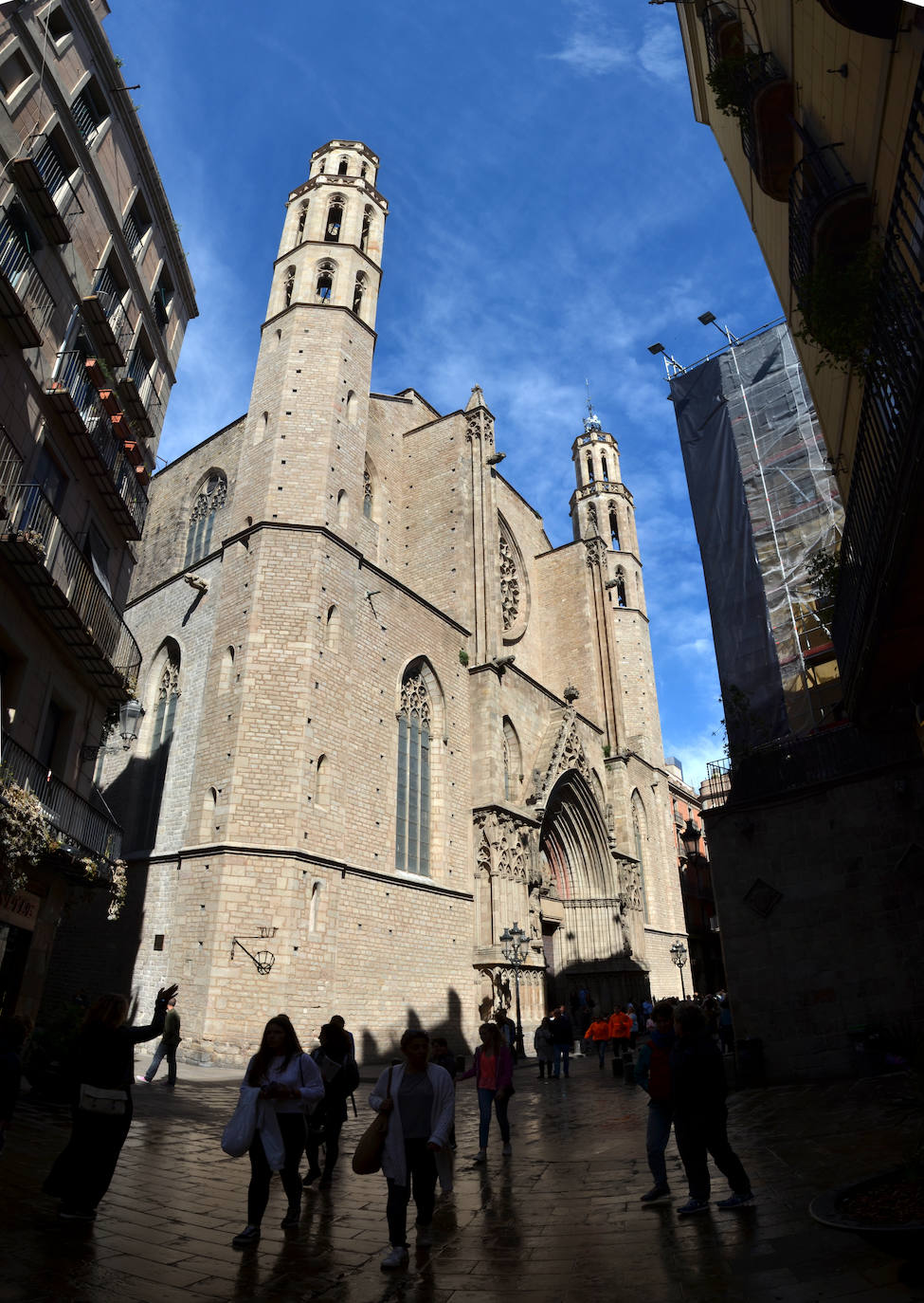 Basílica de Santa María del Mar (Barcelona). Reseñas: 32.099. Fue construida entre 1329 y 1383. Era el templo de los armadores y mercaderes. En su popularidad influyó el éxito de la novela 'La catedral del mar', de Ildefonso Falcones.