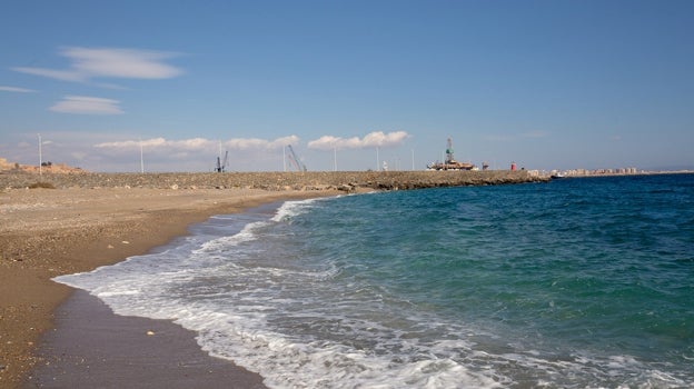 Playa de las Olas, con el puerto al fondo, en Almería.