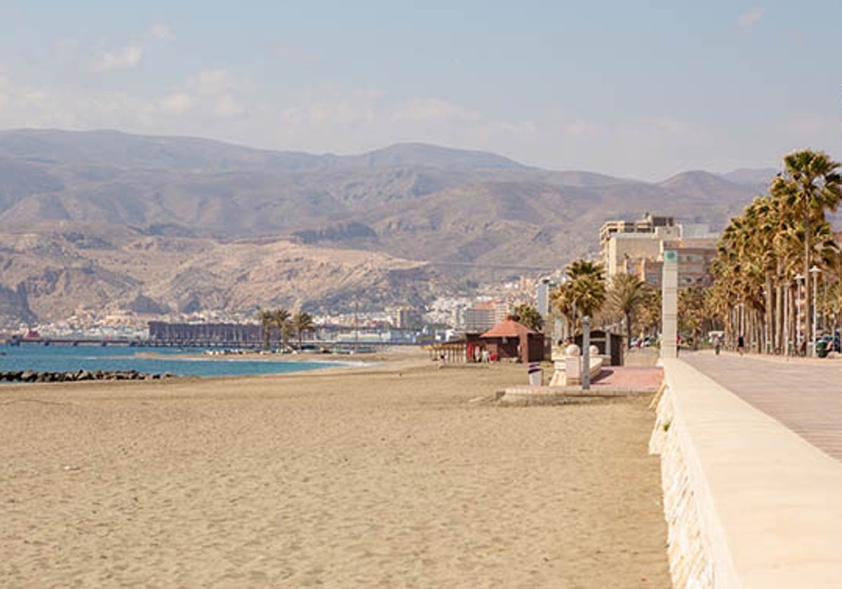 Uno de los tramos de la playa del Zapillo en Almería capital.