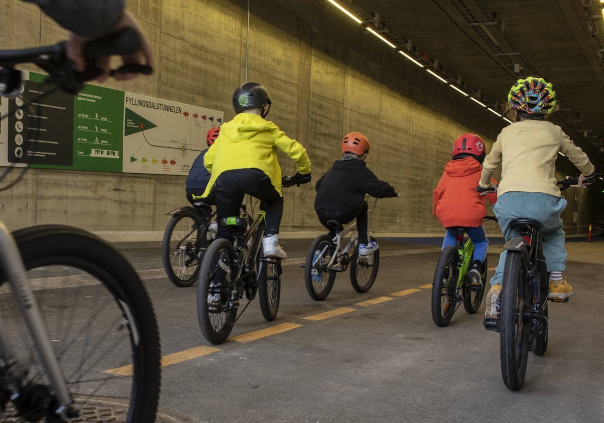 Un grupo de niños en el nuevo túnel, el día de la inauguración