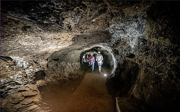 Imagen principal - El Parque MInero de Almadén fue durante siglos la mayor explotación del mundo de cinabrio, un mineral muy pesado compuesto de azufre y mercurio, que se ha utilizado desde la antigüedad. 