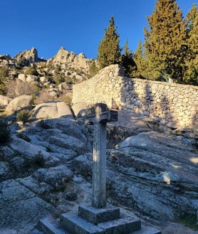 Imagen secundaria 2 - La sierra que rodea La Cabrera es un clásico del senderismo en Madrid. El convento de San Antonio o una actividad de ecoturismo con abejas pueden completar la ruta por una zona mucho menos habitada y conocida que la sierra del Guadarrama.