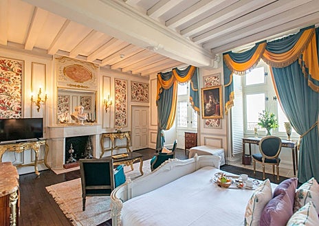 Imagen secundaria 1 - Le Prieuré, un hotel-castillo de cuatro estrellas, está situado a orillas del Loira. La historia del edificio se remonta al siglo X, cuando se instaló aquí un grupo de monjes benedictinos.