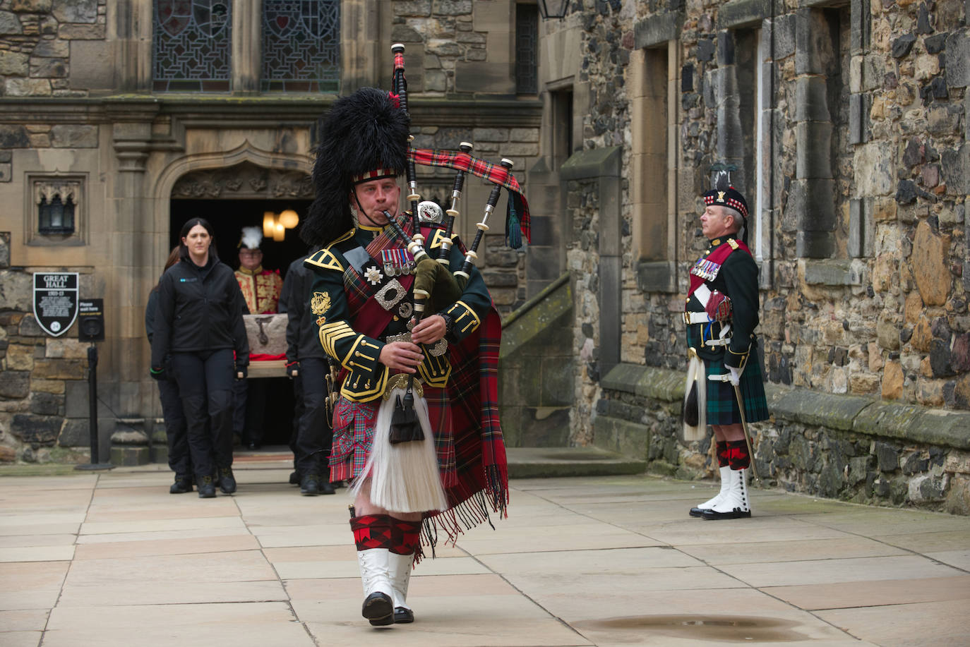 El sargento de James Muir, gaitero mayor del Tercer Batallón, encabezando la 'procesión ceremonial' de la Piedra del Destino desde el Gran Salón del Castillo de Edimburgo