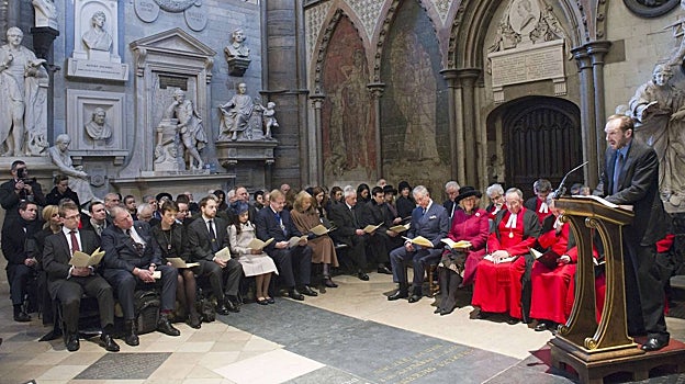 Carlos, Camilla y Ralph Fiennes durante una ceremonia en la Abadía de Westminster por el bicentenario de Charles Dickens, el 7 de febrero de 2012