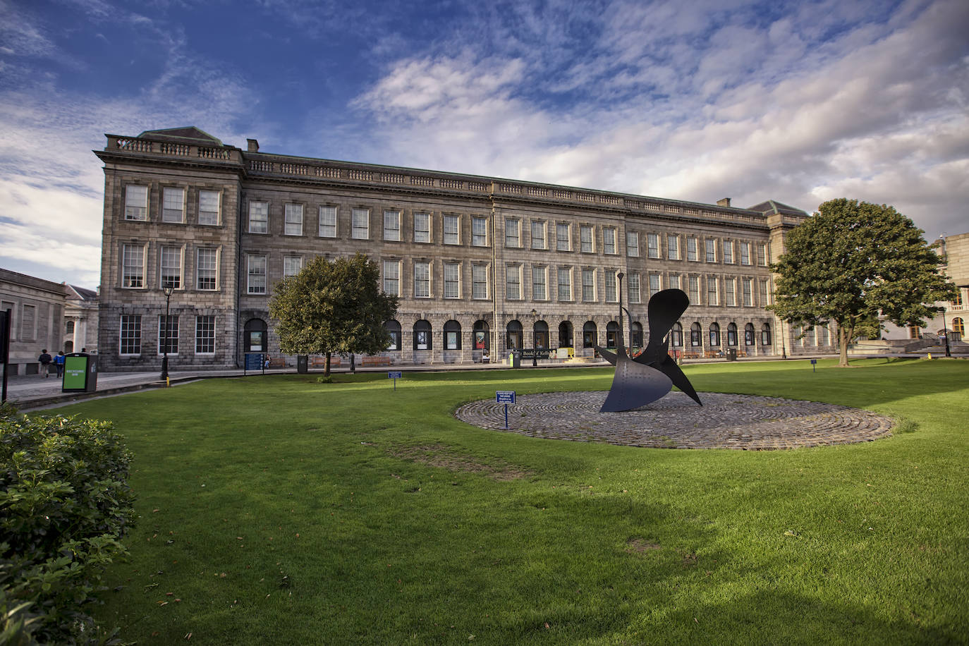 Sobre el solar de un monasterio agustino, en pleno corazón de la capital irlandesa, se alza desde hace más de cuatro siglos el Trinity College de Dublín, fundado en 1592 por la Reina Isabel I.