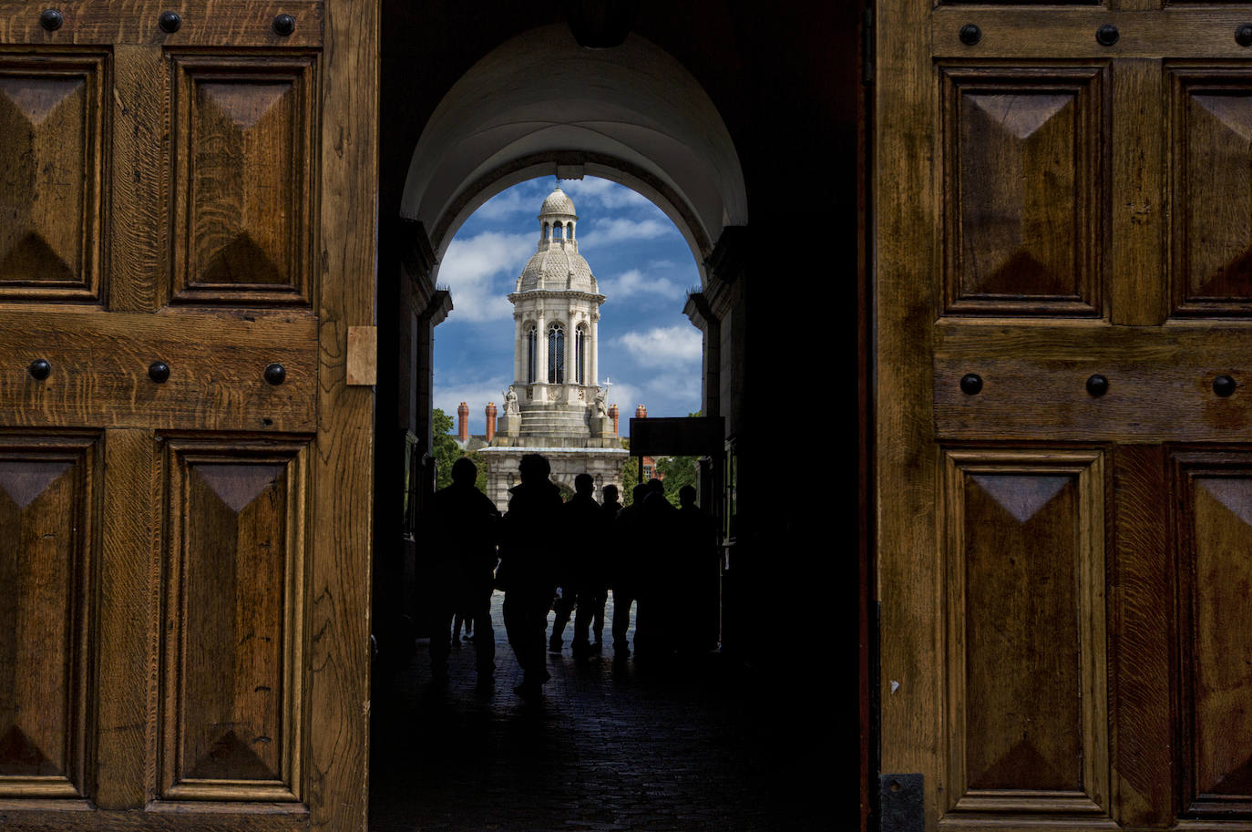 El Printing House o, lo que es lo mismo, el histórico edificio de la Imprenta de la prestigiosa Trinity College de Dublín abre sus puertas reconvertido en un hotel. 249 dormitorios diseñados por el estudio de arquitectura irlandés McCullough Mulvin, que ha impreso su sello en detalles como el diseño de los techos de las estancias, que imitan en ocasiones el perfil de las montañas dublinesas; habitaciones algunas con vistas a las rúbricas históricas y otras al Mar de Irlanda, que se pueden reservar ya para alojarse a partir de mediados de mayo.