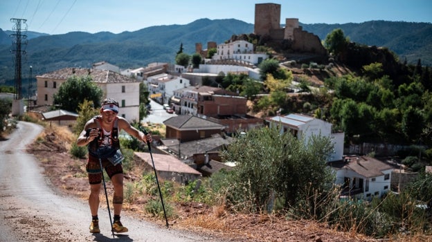 Participante en el trail en las inmediaciones de Hornos