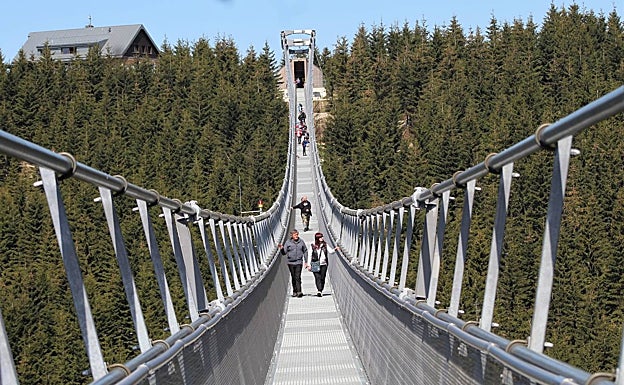 Tramo inicial de la pasarela colgante más larga del mundo
