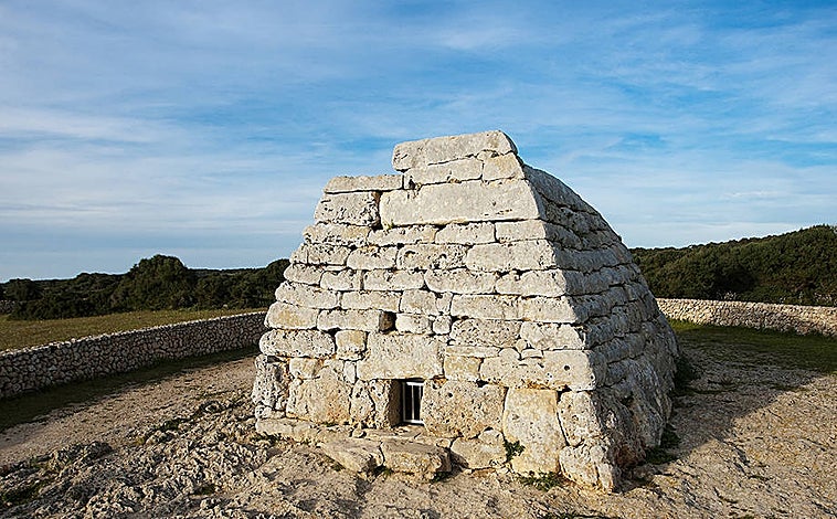 Imagen principal - La Naveta dels Tudons (en la foto superior) es un ejemplo de monumento funerario único y original que solo se han documentado en esta isla. Sobre estas líneas, a la izquierda, el poblado talayótico de Torralba d´en Salort. A la derecha, el poblado de Torelló.