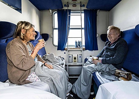 Imagen secundaria 1 - El primer tren de European Sleeper, en Berlín, el pasado 26 de mayo. Debajo, a la izquierda, pasajeros en el primer viaje de la ruta de Berlín a Bruselas; a la derecha, un empleado posa con el cofundador de European Sleeper, Chris Engelsman