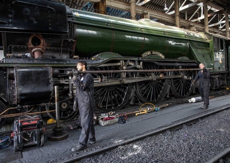 Imagen secundaria 1 - En la imagen superior, Flying Scotsman en Wembley Exhibition, en 1924. Sobre estas líneas, dos momentos del proceso de mantenimiento.