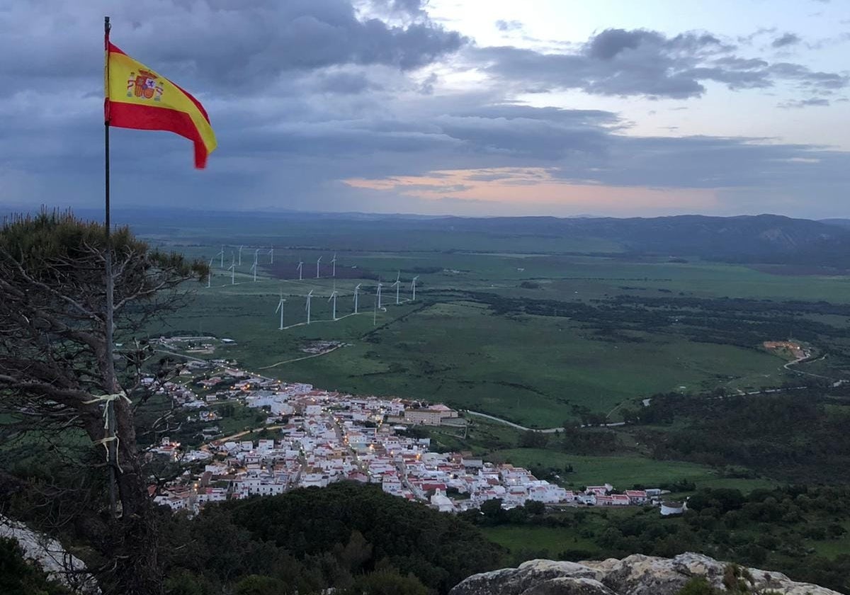 El paisaje de Facinas está marcado por las colinas, la vegetación y los molinos para la energía eólica