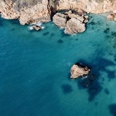 Playas de aguas turquesa en Andalucía: ¿dónde encontrarlas?