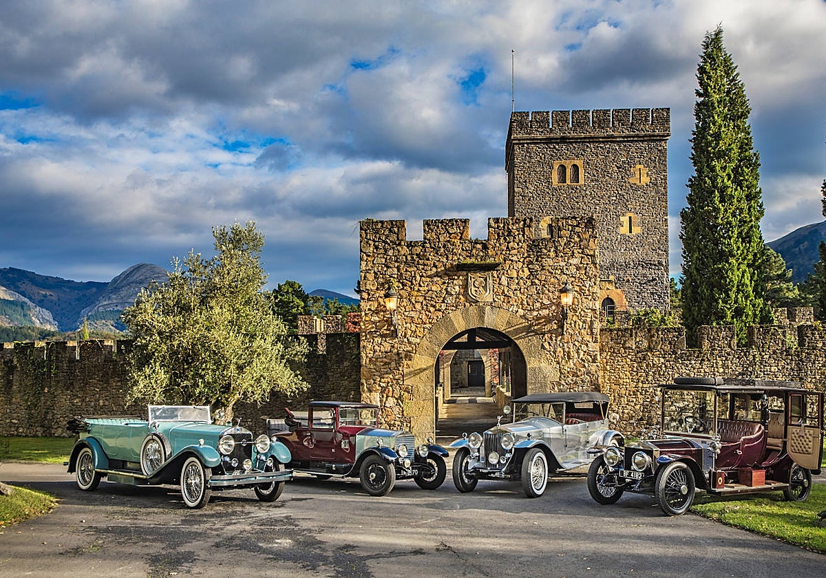 Algunos Rolls Royce en la entrada a Torre Loizaga, en Galdames