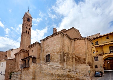 Imagen secundaria 1 - Sobre estas líneas, a la derecha, un momento de las Jornadas de la Coronación del Emperador, una fiesta que nos traslada al siglo XVI. En la foto superior, el Palacio Episcopal. Sobre estas líneas, la Iglesia de Santa M.ª Magdalena.