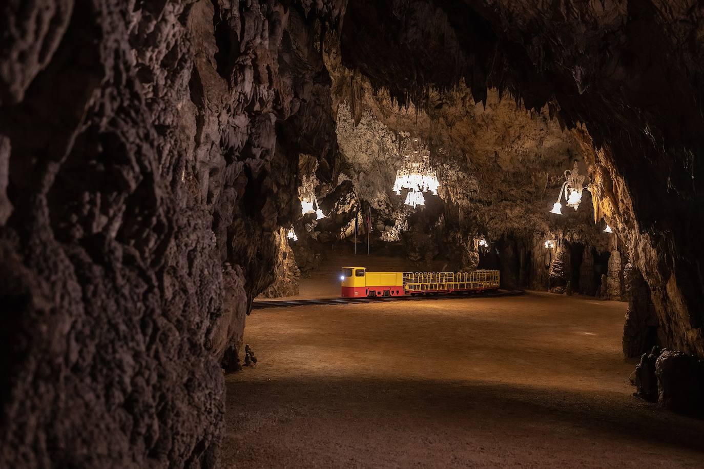 Cueva de Postojna, Postojna (Eslovenia), 34 323 reseñas. La cueva de Postojna es una de las cuevas más impresionantes de la región del Carso, un auténtico paraíso subterráneo que se ha ido formando a lo largo de millones de años. De los 24 km de túneles, galerías y salas, se pueden visitar 5 km. Parte del trayecto (3,5 km) se realiza a bordo de en un pequeño tren, mientras que el resto debe hacerse a pie. Entre los símbolos más reconocidos de la cueva cabe destacar la enorme estalagmita blanca de 5 metros de altura, conocida como «Brillante», y un enorme espeleotema de 16 metros. 