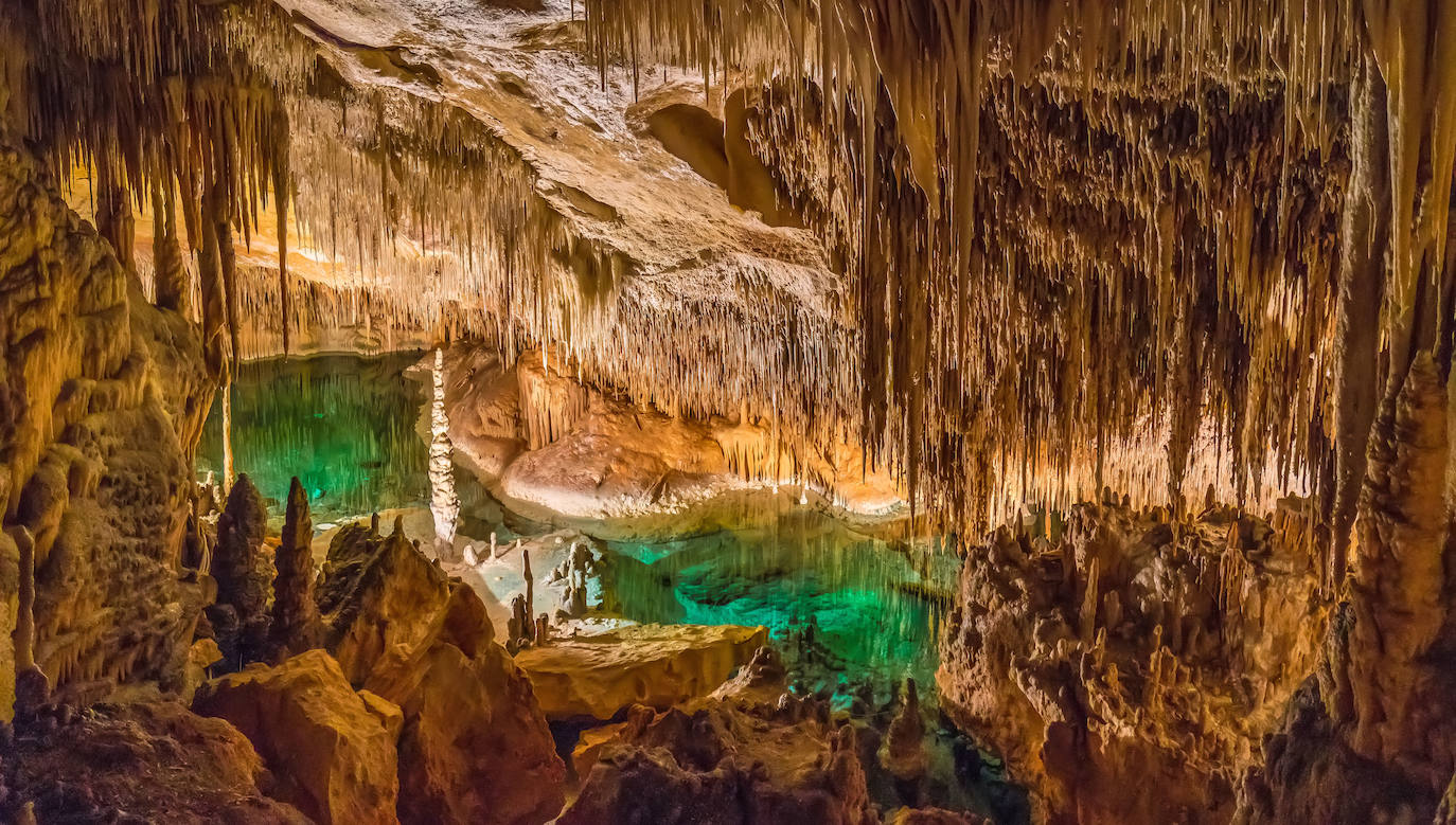 Cuevas del Drach. Porto Cristo, Mallorca. 40 076 reseñas. Las cuevas se desarrollan en el interior de unas rocas carbonatadas de entre 11 y 5,3 millones de años, formadas durante el periodo Miocénico superior, cuando en el mar Mediterráneo reinaba un clima mucho más cálido, por los restos de arrecifes de coral y conchas de organismos marinos acumulados en el lecho del mar. El crecimiento de las estalactitas y estalagmitas oscila entre 0,2 y 1,6 milímetros cada año.La temperatura de la cueva varía entre los 17ºC y 21ºC, y la del agua entre los 18ºC y 19ºC. La humedad relativa es alrededor del 90-95%. Fuente: Cuevas del Drach.