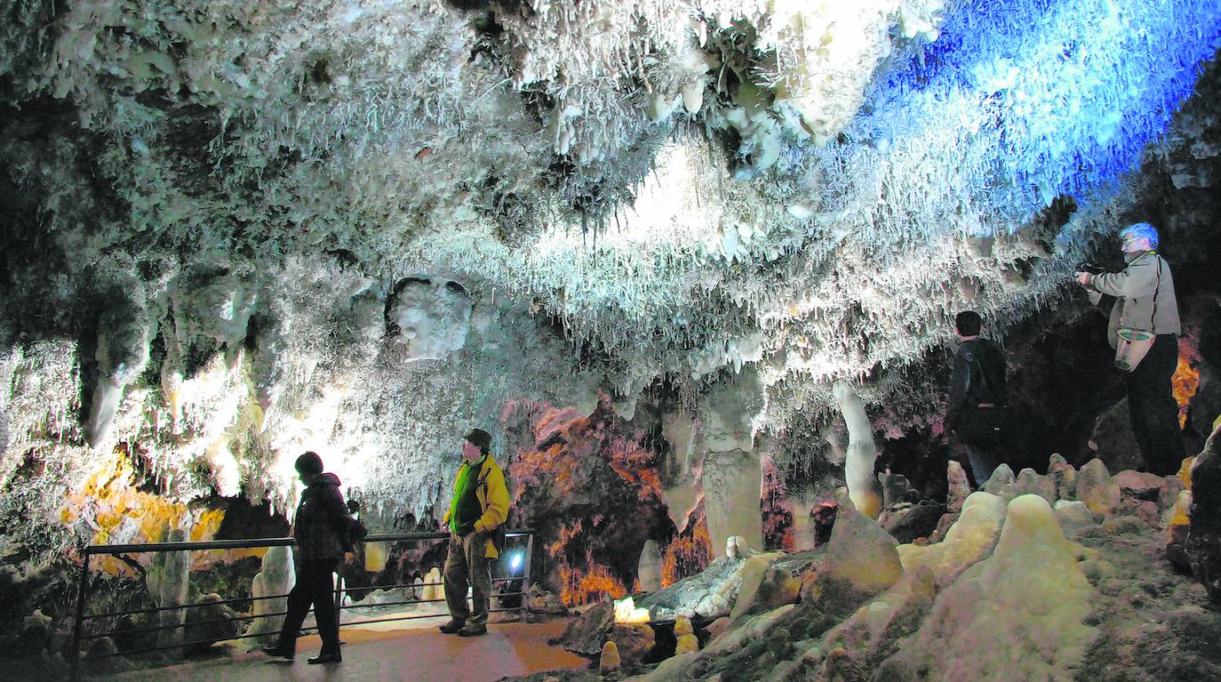 Cueva El Soplao, Cantabria, 19 486 reseñas. Considerada como uno de los grandes tesoros subterráneos a nivel mundial, ha sido calificada como la catedral de la espeleología. La cueva, situada entre los municipios de Herrerías, Valdáliga y Rionansa, es conocida desde finales del siglo XIX debido a la explotación de las minas de La Florida. El Soplao constituye una maravilla geológica con grandes superficies tapizadas de aragonitos, helictitas, pisolitas gours, estalactitas, estalagmitas y excéntricas, que provocan todo un juego de luces y sombras, sensaciones y olores. Todo un lujo para los amantes de las bellezas subterráneas que descubren en esta cavidad lo caprichosa que ha sido la naturaleza y, por supuesto, también la mano del hombre que ha intervenido en la orografía de la cueva a lo largo de décadas para aprovechar su riqueza minera.