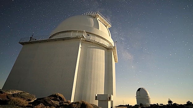 Cúpulas que albergan telescopios en el Observatorio Calar Alto de Almería.