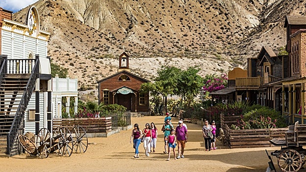 Un grupo de visitantes en Oasys MiniHollywood.