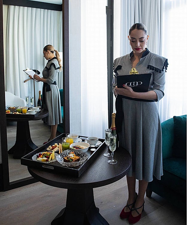 Uniformes con aires de chulapa para el personal