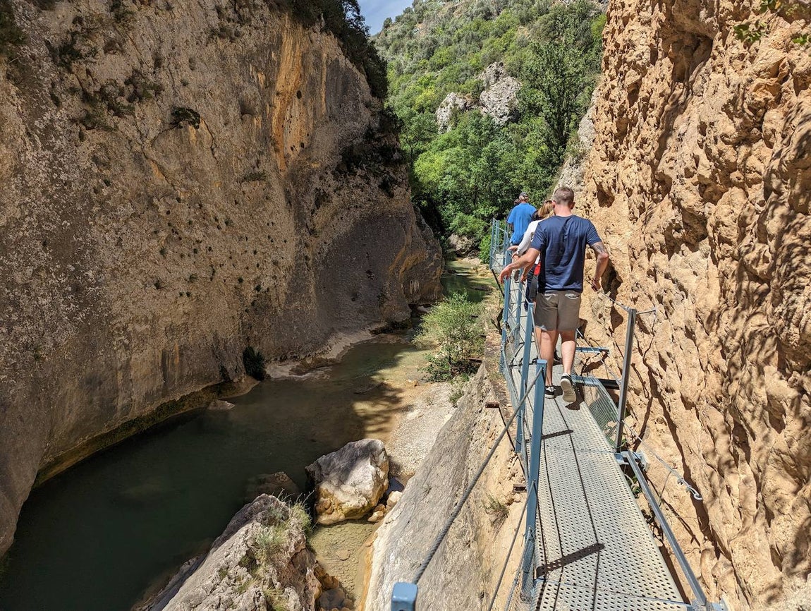 El cañón se extiende unos nueve kilómetros desde el nacimiento del río Vero, en Fuente de Belarra (Lecina), hasta este punto, aunque el recorrido entre recovecos que hacen los turistas de las pasarelas metálicas tiene en realidad poco más de un kilómetro.