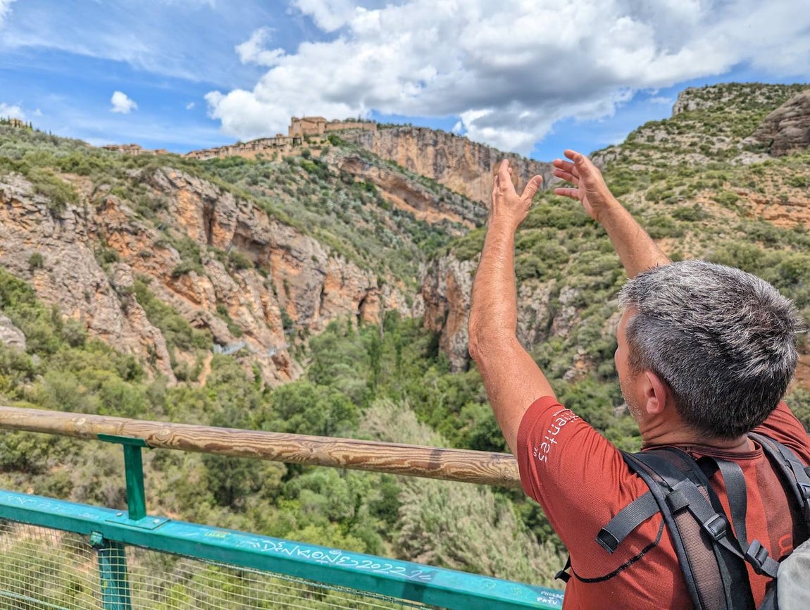 Este mirador está al final de la ruta. En el horizonte, allá arriba, Alquézar. En la zona central el último tramo de las pasarelas, y a la derecha, las paredes del cañón.