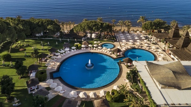 Vistas del jardín y las piscinas del Don Pepe, en Marbella