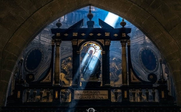El día de la Inmaculada, en la capilla de San Joaquín de la catedral de Huesca, el sol atraviesa un rayo de luz en la corona de una talla de la Inmaculada
