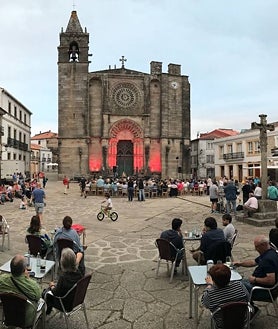 Imagen secundaria 2 - En la foto superior, la playa de Area Mayor, una larga extensión de dunas al pie del Monte Louro. Sobre estas líneas, a la izquierda, Santa María a Nova (siglo XIV), en Noya, el principal museo de lápidas gremiales de Europa. A la derecha, la plaza del Tapal, en el casco histórico de Noya.