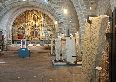 Imagen secundaria 1 - En la foto superior, la playa de Area Mayor, una larga extensión de dunas al pie del Monte Louro. Sobre estas líneas, a la izquierda, Santa María a Nova (siglo XIV), en Noya, el principal museo de lápidas gremiales de Europa. A la derecha, la plaza del Tapal, en el casco histórico de Noya.